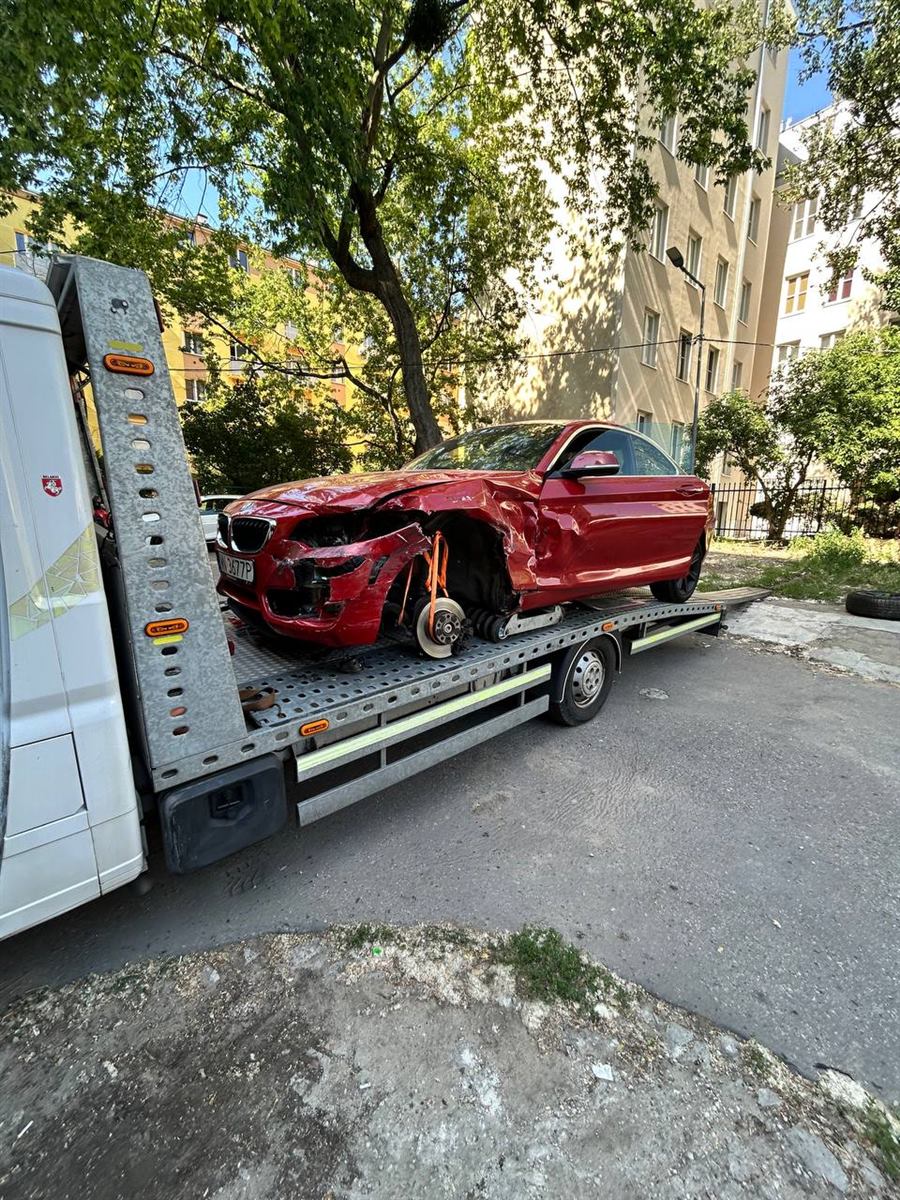 Эвакуация поврежденного BMW после ДТП в Варшаве