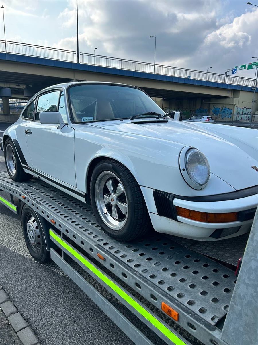 Перевозка классического Porsche на эвакуаторе