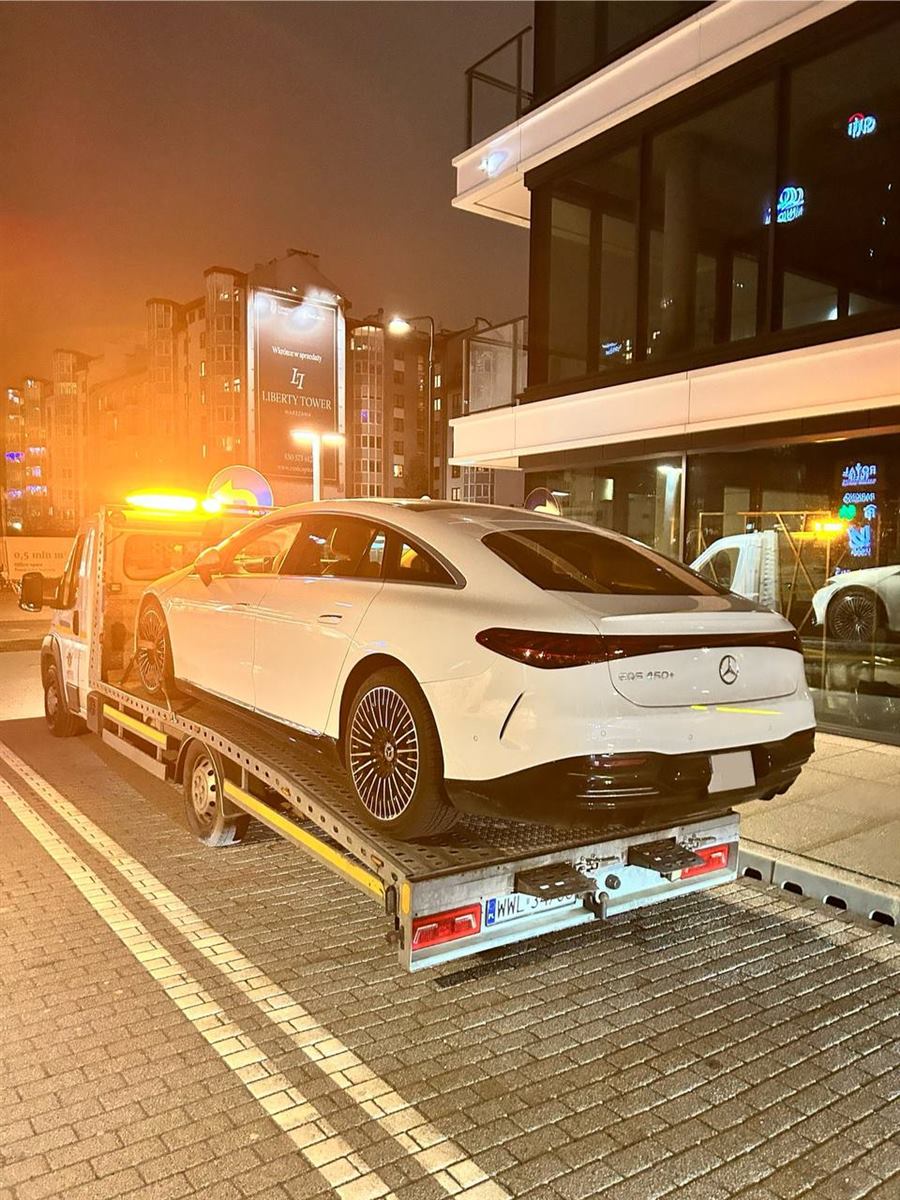 Ночной выезд эвакуатора в Варшаве с Mercedes
