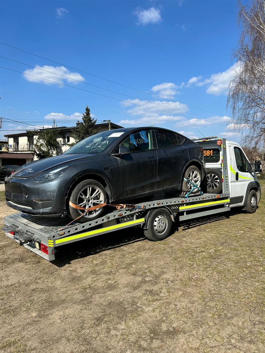 Перевозка Tesla на эвакуаторе в Варшаве