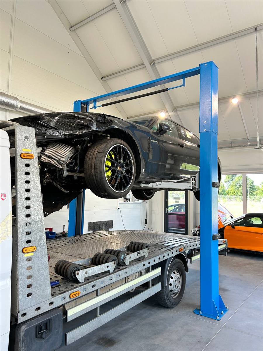 Эвакуатор доставил автомобиль в автосервис в Варшаве